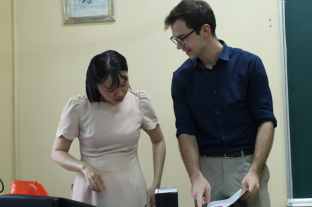 A U.S. Peaace Corps volunteer (R) and a Vietnamese teacher at an English class in HCMC. Photo courtesy of Peace Corps